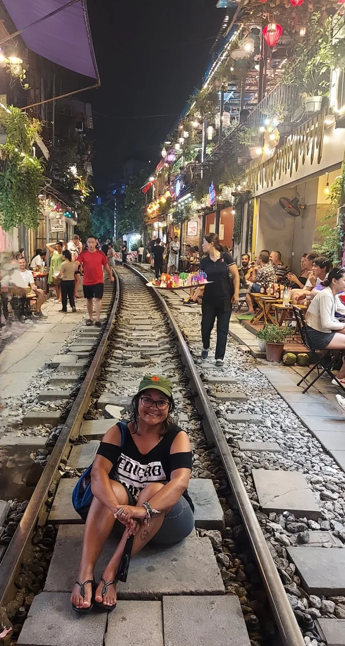 Rua do trem de Hanói, com casas coloridas ao lado dos trilhos